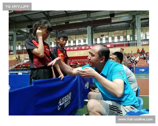 比赛暂停时的场边指导：乒乓球战术调整的艺术