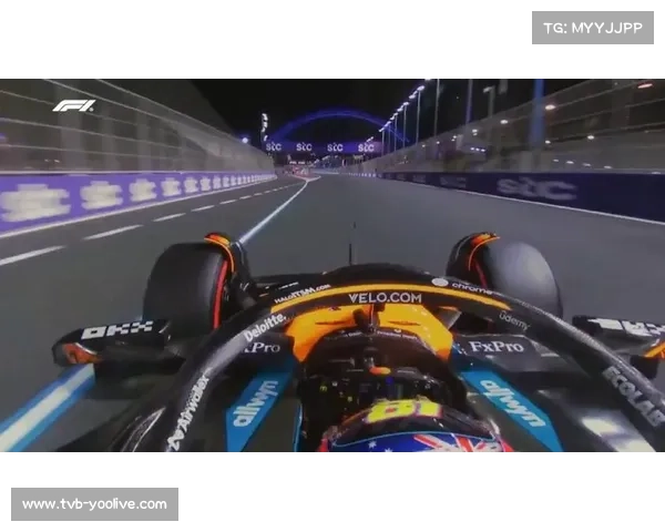 比赛中期维斯塔潘利用undercut超越皮亚斯特里升至领先